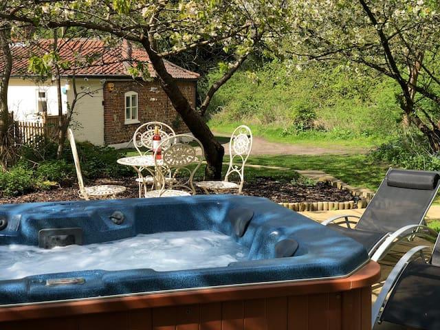 Grove Property Developments - Gamekeepers Cottage, hot tub & open fire.
